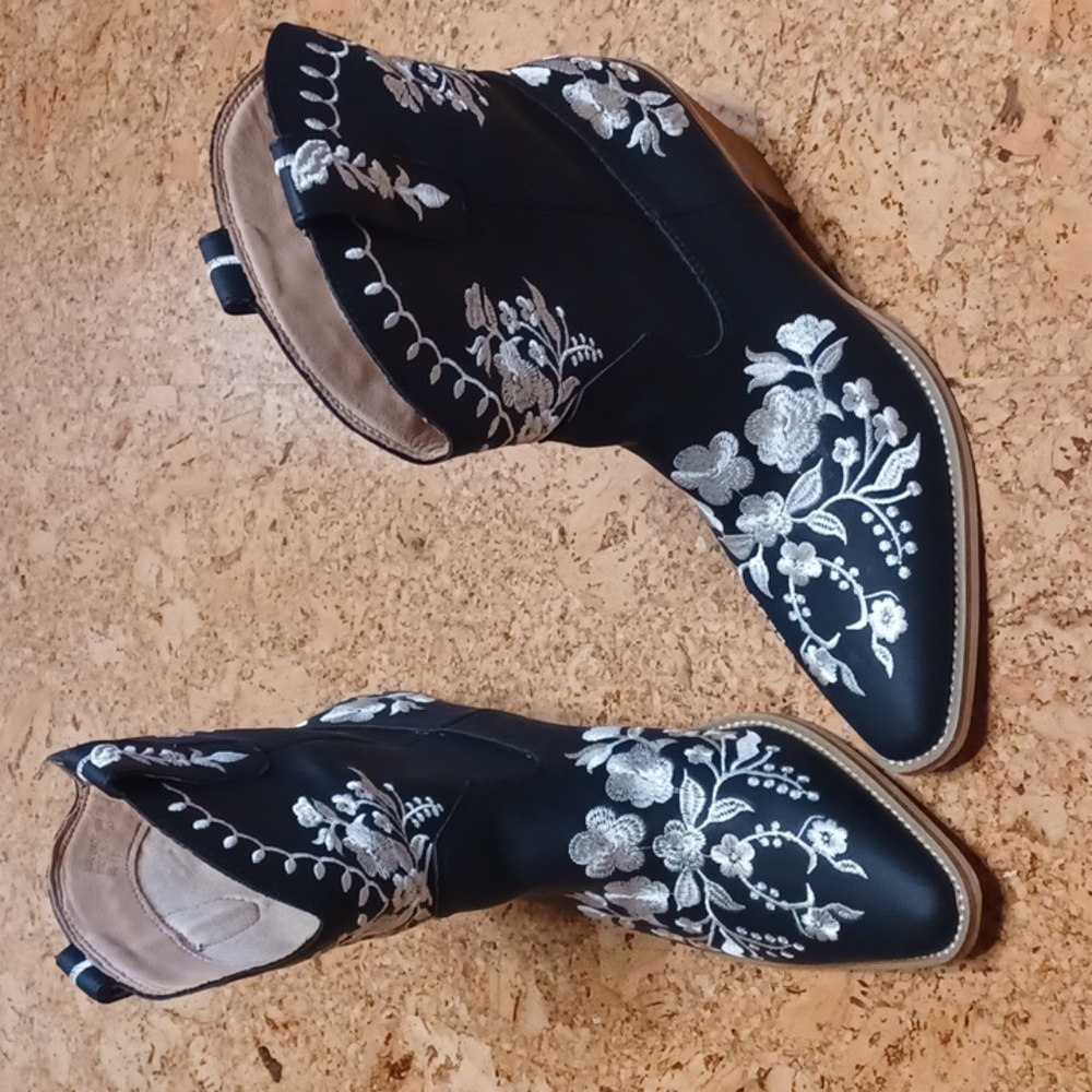 MIIM Black Vegan Leather Floral Embroidered Western Heeled Boots Size 8.5